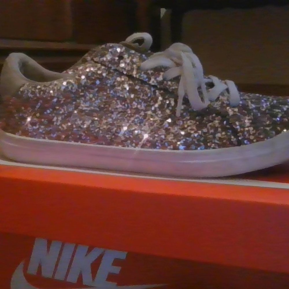 THESE ARE NOT NIKE SHOES !!!